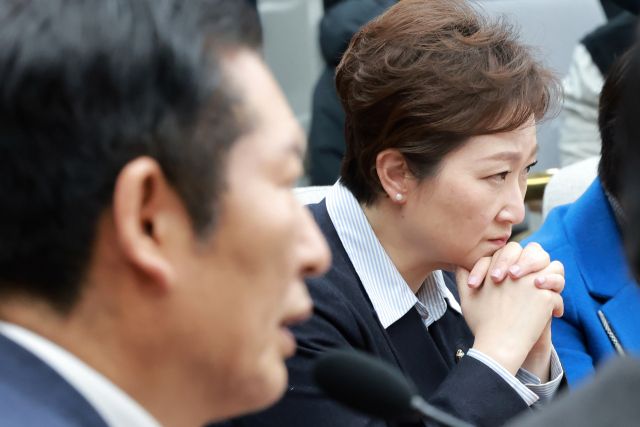 더불어민주당 이언주 최고위원(가운데)이 6일 국회에서 열린 정청래 대표-3선 의원 간담회에 참석해 정 대표 인사말을 듣고 있다. 연합뉴스