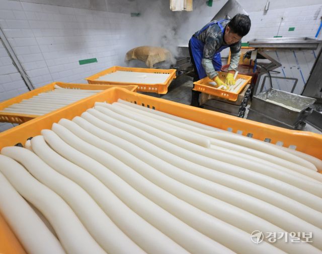 8일 오후 설 대목을 맞은 수원특례시 팔달구 한 전통시장 내 방앗간에서 직원들이 떡국용 가래떡을 뽑느라 분주히 움직이고 있다. 윤원규기자