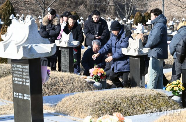 설 연휴를 앞둔 8일 오전 인천 부평구 인천가족공원을 미리 찾은 성묘객들이 성묘를 하고 있다.조병석기자