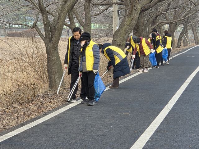 김포본동 통장들이 계양천을 따라가며 오물들을 줍고 있다. 김포본동 제공