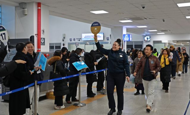 인천크루즈터미널 입국장으로 MSC 벨리시마호에 탑승한 여행객들이 나오고 있다. 인천항만공사 제공