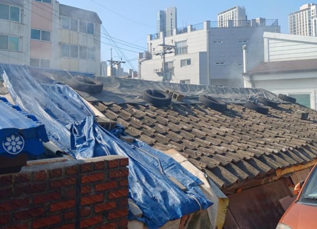 지난 8일 인천 미추홀구 용현동 한 단독주택에서 불이 난 모습. 연합뉴스