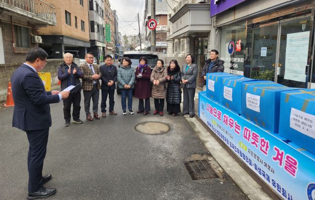 법무부 청소년 범방위 외국인위원협의회가 경제적으로 어려운 어르신들에게 겨울패딩 200벌 전달과 설을 맞아 청소년들과 함께하는 전통 떡 만들기 체험 행사를 가졌다. 외국인위원회 제공