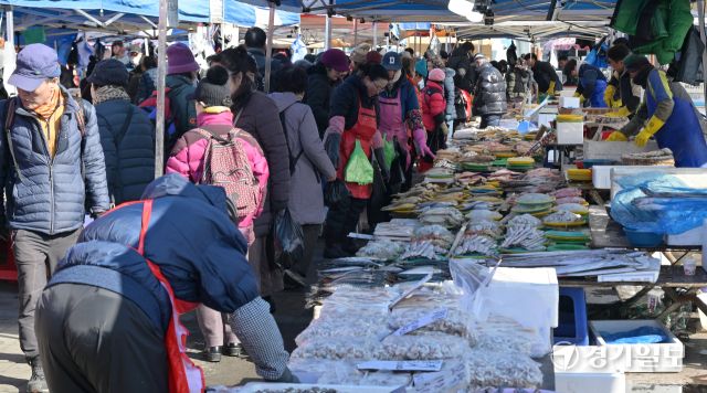 민족 대명절 설을 일주일여 앞둔 9일 성남시 중원구 모란민속5일장에서 시민들이 제수용품을 구매하고 있다. 홍기웅기자