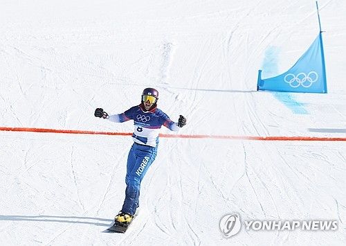 결승선 통과하고 환호하는 김상겸. 연합뉴스