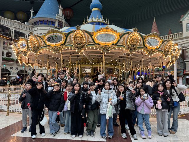 포천시종합사회복지관이 겨울방학 기간 운영한 아동 돌봄 프로그램 ‘방학탈출 겨울편’에 참여한 초등학교 3~6학년 아동들이 놀이공원 체험을 진행하며 기념촬영을 하고 있다. 포천시 제공