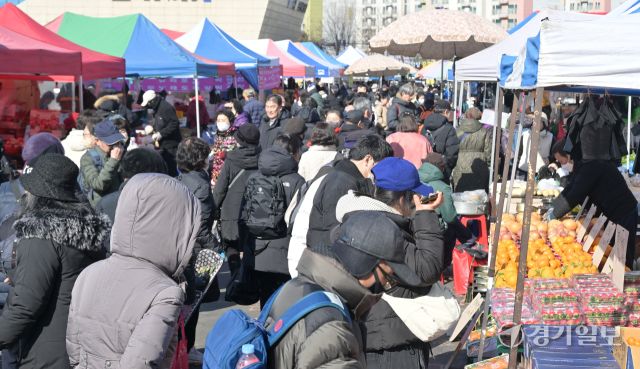 민족 대명절 설을 일주일여 앞둔 9일 성남시 중원구 모란민속5일장에서 시민들이 제수용품을 구매하고 있다. 홍기웅기자