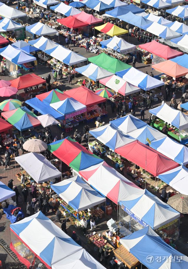 민족 대명절 설을 일주일여 앞둔 9일 성남시 중원구 모란민속5일장에서 시민들이 제수용품을 구매하고 있다. 홍기웅기자