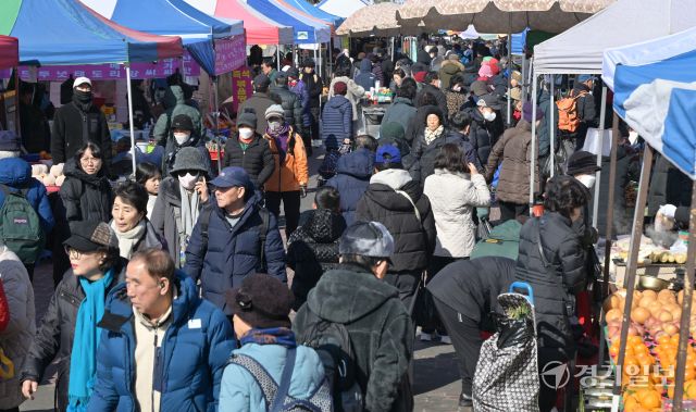 민족 대명절 설을 일주일여 앞둔 9일 성남시 중원구 모란민속5일장에서 시민들이 제수용품을 구매하고 있다. 홍기웅기자