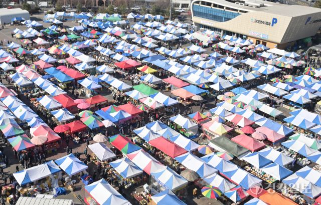 민족 대명절 설을 일주일여 앞둔 9일 성남시 중원구 모란민속5일장에서 시민들이 제수용품을 구매하고 있다. 홍기웅기자