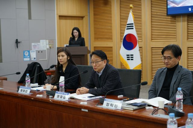 더불어민주당 권칠승 의원이 9일 국회 의원회관에서 한국인공지능협회 주관으로 ‘AI 시대 국민의 권리와 선택권 보장을 위한 리걸테크 정책 토론회를 하고 있다. 의원실 제공