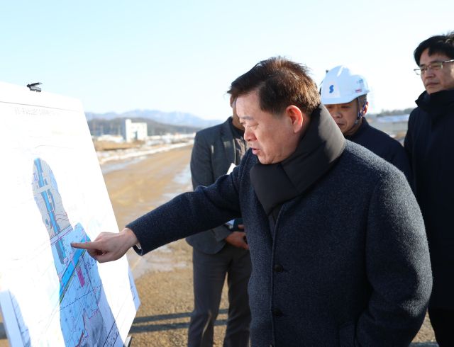박승원 광명시장이 최근 광명시흥 테크노밸리 공사현장을 방문해 진행현황을 점검하고 한국토지주택공사, 경기주택도시공사 등 관계자들에게 신속하고 차질 없이 공사를 추진해 달라고 요청하고 있다. 광명시 제공