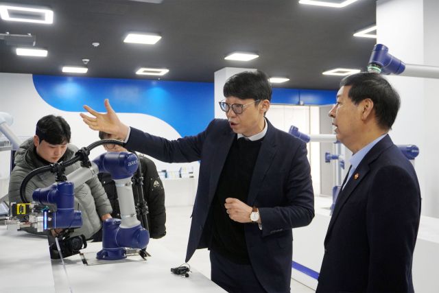 최근 인천 송도 브릴스 본사에서 열린 ‘로봇 솔루션 시연회’에서 구윤철 부총리 겸 재정경제부 장관(오른쪽)이 로봇 모듈화 플랫폼 솔루션에 대한 설명을 듣고 있다. 브릴스 제공