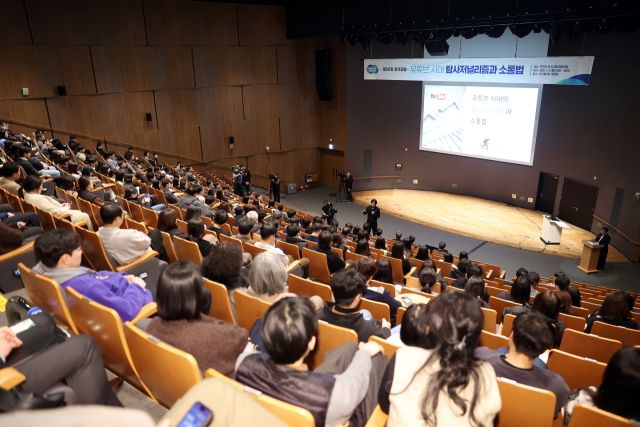 9일 오후 경기도청1층 대강당 다산홀에서 주진우 기자가 ‘유튜브 시대 탐사저널리즘과 소통법’이라는 내용으로 특강을 하고있다. 경기도 제공