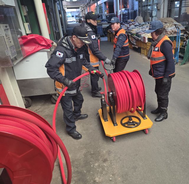 호스릴 운영 교육 중인 만안119안전센터. 안양소방서 제공