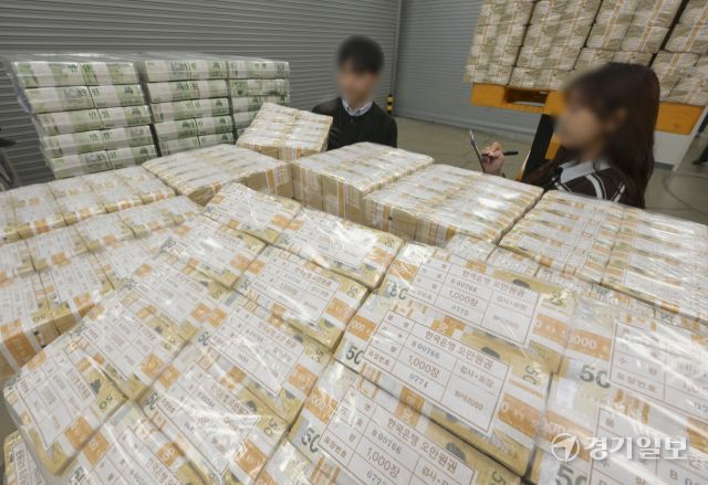 설 명절을 앞둔 9일 오후 수원특례시 영통구 한국은행 경기본부에서 직원들이 시중은행에 공급할 설 자금을 방출하고 있다. 윤원규기자