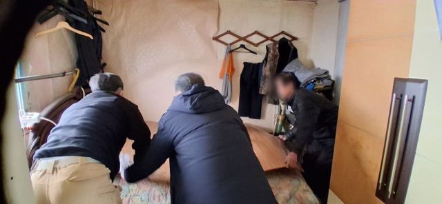 (좌측부터) 화도읍 직원, 화도교회 관계자, 지원 대상자가 지원받은 전기장판을 설치하고 있다. 남양주시 제공