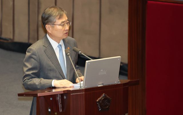 조현 외교부 장관이 9일 정치·외교·통일·안보 분야 대정부질문이 열린 국회 본회의장에서 더불어민주당 윤후덕 의원의 질문에 답하고 있다. 연합뉴스