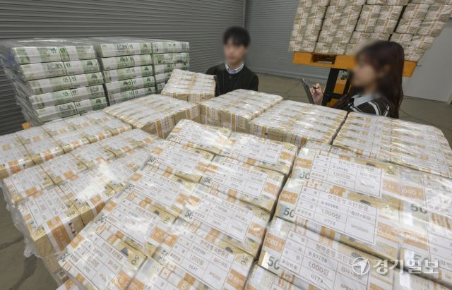 설을 앞둔 9일 오후 수원특례시 영통구 한국은행 경기본부에서 관계자들이 시중은행에 공급될 설 자금 방출 작업을 하고 있다. 윤원규기자