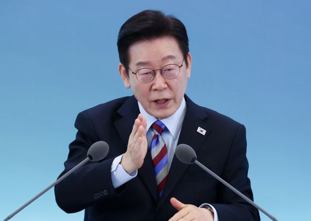 이재명 대통령이 6일 창원 성산구 창원컨벤션센터에서 열린 '경남의 마음을 듣다' 타운홀미팅 간담회에서 발언하고 있다. 연합뉴스