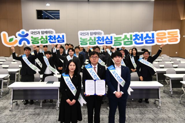 9일 엄범식 경기농협 총괄본부장을 포함한 경기농협 관계자들이 청렴하고 투명한 조직문화 확립을 위한 신뢰회복 자정 결의대회를 실시하며 기념사진을 촬영하고 있다. 경기농협 제공