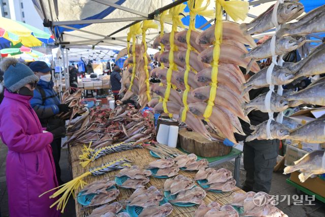 민족 대명절 설을 일주일여 앞둔 9일 성남시 중원구 모란민속5일장에서 시민들이 제수용품을 구매하고 있다. 홍기웅기자