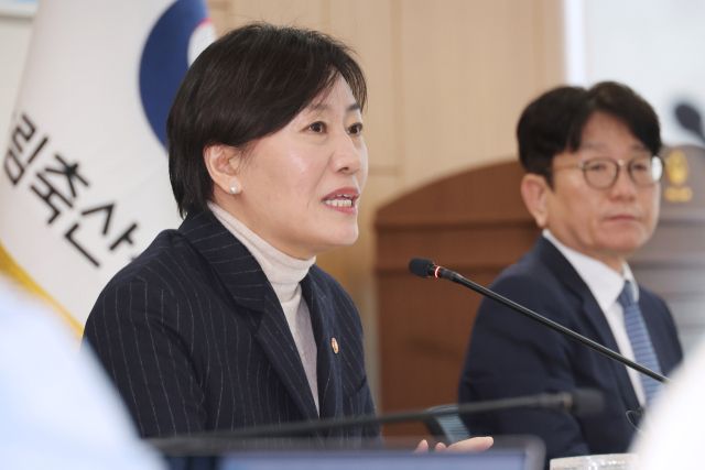 송미령(왼쪽) 농림축산식품부 장관이 9일 정부세종청사 농식품부 대회의실에서 농축산물 성수품 물가 등 현안 관련 기자간담회를 하고 있다. 연합뉴스