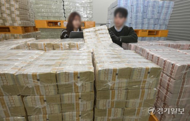 설 명절을 앞둔 9일 오후 수원특례시 영통구 한국은행 경기본부에서 직원들이 시중은행에 공급할 설 자금을 방출하고 있다. 윤원규기자