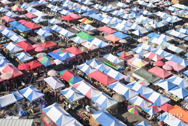 민족 대명절 설을 일주일여 앞둔 9일 성남시 중원구 모란민속5일장에서 시민들이 제수용품을 구매하고 있다. 홍기웅기자