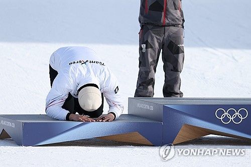 시상식에서 큰 절을 올리는 김상겸. 연합뉴스