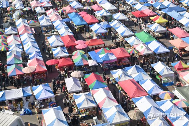 민족 대명절 설을 일주일여 앞둔 9일 성남시 중원구 모란민속5일장에서 시민들이 제수용품을 구매하고 있다. 홍기웅기자