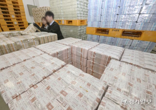 설 명절을 앞둔 9일 오후 수원특례시 영통구 한국은행 경기본부에서 직원들이 시중은행에 공급할 설 자금을 방출하고 있다. 윤원규기자