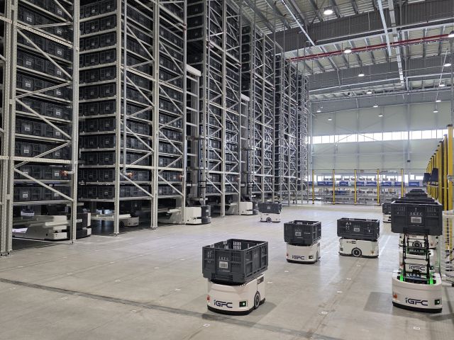 인천항 스마트 물류센터에서 자동이송장비(AMR)를 이용해 화물을 운반하고 있다. IPA 제공