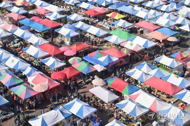 민족 대명절 설을 일주일여 앞둔 9일 성남시 중원구 모란민속5일장에서 시민들이 제수용품을 구매하고 있다. 홍기웅기자