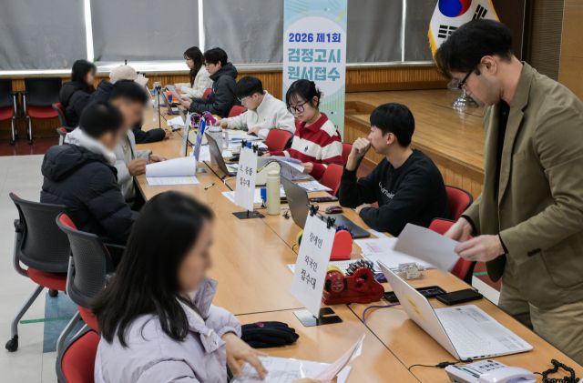 2026년도 제1회 초·중·고졸 검정고시 원서접수 첫날인 9일 오전 수원교육지원청 대회의실에서 응시생들이 원서를 작성하고 있다. 이번 검정고시는 오는 4월 4일 시행되며 경기도 내 응시생들은 13일까지 도내 25개 교육지원청에서 접수할 수 있다. 윤원규기자