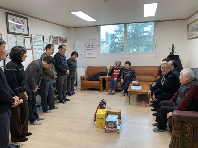 안산시 이동행정복지센터가 6일 경로당에서 세배 인사 시간을 갖고 있다. 안산시 제공