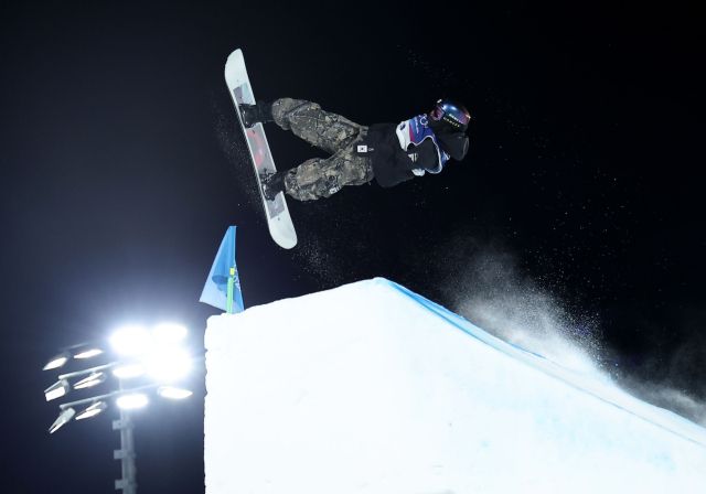9일(현지시간) 이탈리아 리비뇨 스노파크에서 열린 2026 밀라노-코르티나담페초 동계올림픽 스노보드 여자 빅에어 결선에서 유승은이 묘기를 펼치고 있다. 유승은은 이날 동메달을 차지했다. 연합뉴스