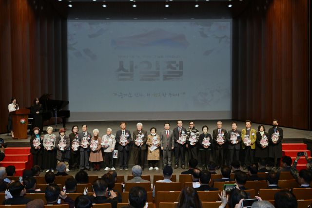 제107주년 삼일절을 맞아 3월 1일 구리아트홀 코스모스 대극장에서 ‘3.1절 기념식’을 마치고 백경현 시장과 독립 유공자 유가족과 유관 기관장, 단체장등이 함께 기념촬영을 하고 있다. 구리시 제공