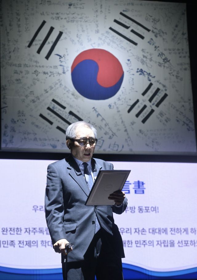 신숙 지사의 손자 신현길 옹이 최초의 독립선언서인 '대한(무오)독립선언서'를 낭독하고 있다.조주현기자