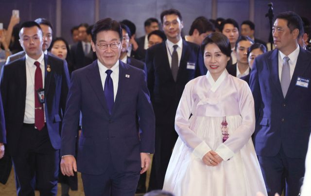 이재명 대통령과 김혜경 여사가 1일 싱가포르 한 호텔에서 열린 동포 만찬간담회에 입장하고 있다. 연합뉴스