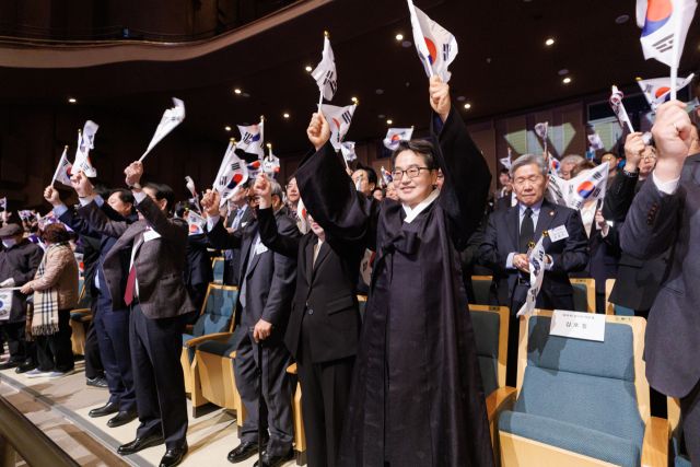 1일 오전 수원특례시 경기아트센터에서 개최된 제107주년 3·1절 기념식에서 김동연 경기도지사 및 참석자들이 만세삼창을 하고 있다. 경기도 제공