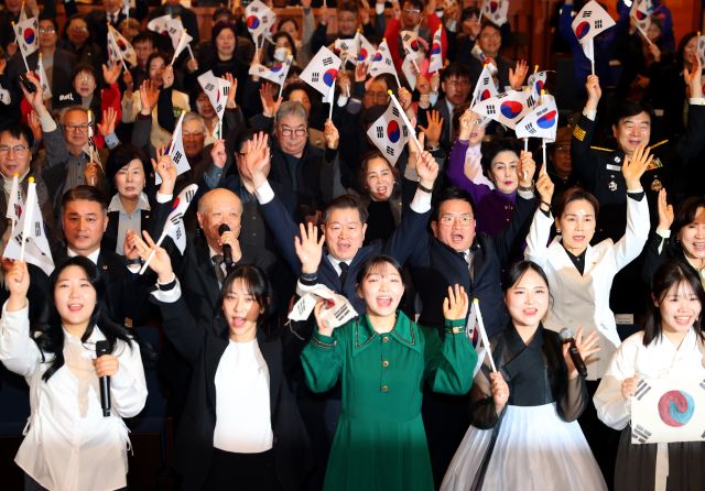 1일 오전 광명시민회관 대공연장에서 열린 ‘제107주년 3.1절 기념행사’에서 참석자들이 만세삼창을 하고 있다. 광명시 제공