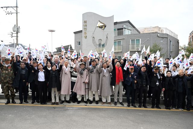 이민근 안산시장(앞줄 왼쪽 일곱번째)이 1일 3·1운동 기념탑 앞에서 3·1절 기념행사 참석자들과 함께 “대한 독립 만세”를 외치고 있다. 안산시 제공
