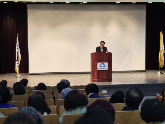 이병래 의왕새마을금고 이사장이 의왕시평생학습관 강당에서 개최된 제64차 정기총회에서 인사말을 하고 있다. 임진흥기자