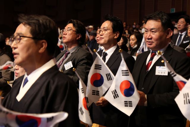 3월 1일 오전 경기아트홀에서 열린 제107주년 3.1절 기념식에서 태극기를 들고 만세삼창을 하고 있다. 안민석 캠프 제공