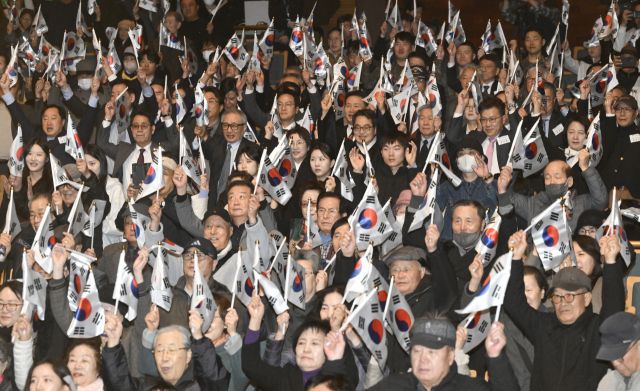 참가자들이 만세삼창을 하고 있다.조주현기자