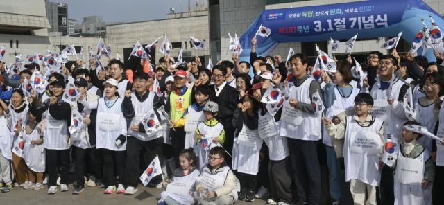 김동연 경기도지사와 기념촬영을 하는 참가자들.조주현기자