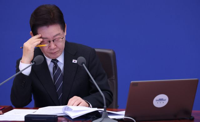 이재명 대통령이 10일 청와대에서 열린 국무회의에서 구윤철 부총리 겸 재정경제부 장관의 중동 상황 관련 대응 현황 보고를 듣고 있다. 연합뉴스