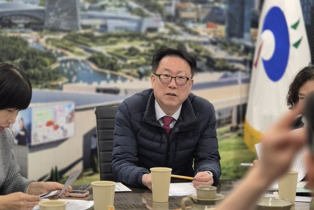 송인창 인천 연수구 전 송도관리단장(왼쪽)이 연수구 2청사 국제도시국장 근무 당시 직원들과 송도 주민 민원 해결 방안을 논의하고 있는 모습.