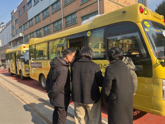 안양과천교육지원청 직원들이 최근 학교 통학차량의 안정적인 운영을 위해 현장을 점검하고 있다. 안양과천교육지원청 제공